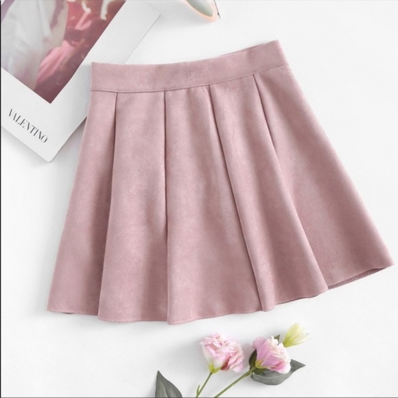 🚫SOLD OUT🚫Blush Suede Pleated Mini Skirt - Picture 2 of 6